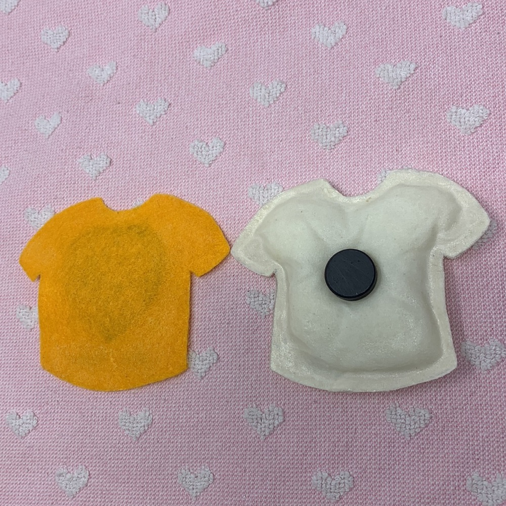 Shirt shaped decorations with Z and Las Vegas/1 is magnet - Picture 2 of 8